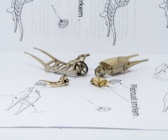 Wheelbarrow and a wooden wheel 1:72