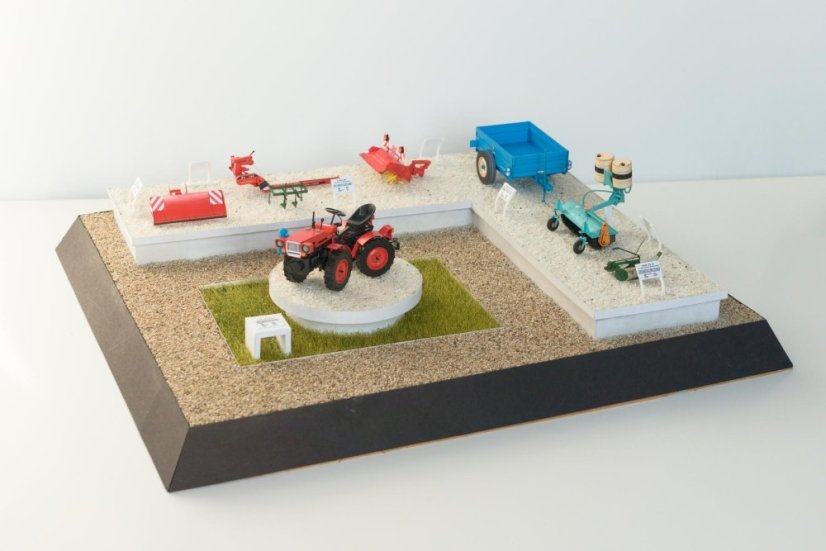 Malotraktor Agrostroj TZ-4K-14 s příslušenstvím