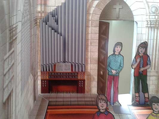 Maxi Kirche - Jednoduchý kostel s interiérem