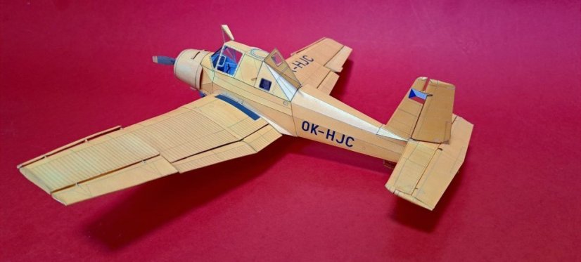 Letadlo Zlín Z-37A - Čmelák