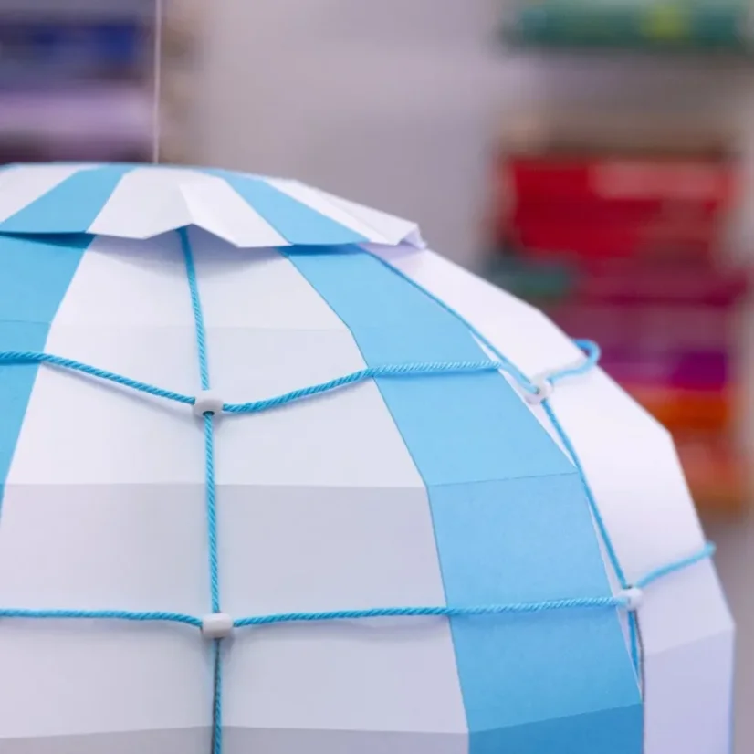 Horkovzdušný balón v oblacích - modrý/ fialový