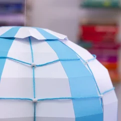 Horkovzdušný balón v oblacích - černo-bílý