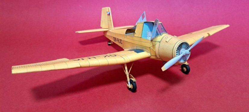 Letadlo Zlín Z-37A - Čmelák