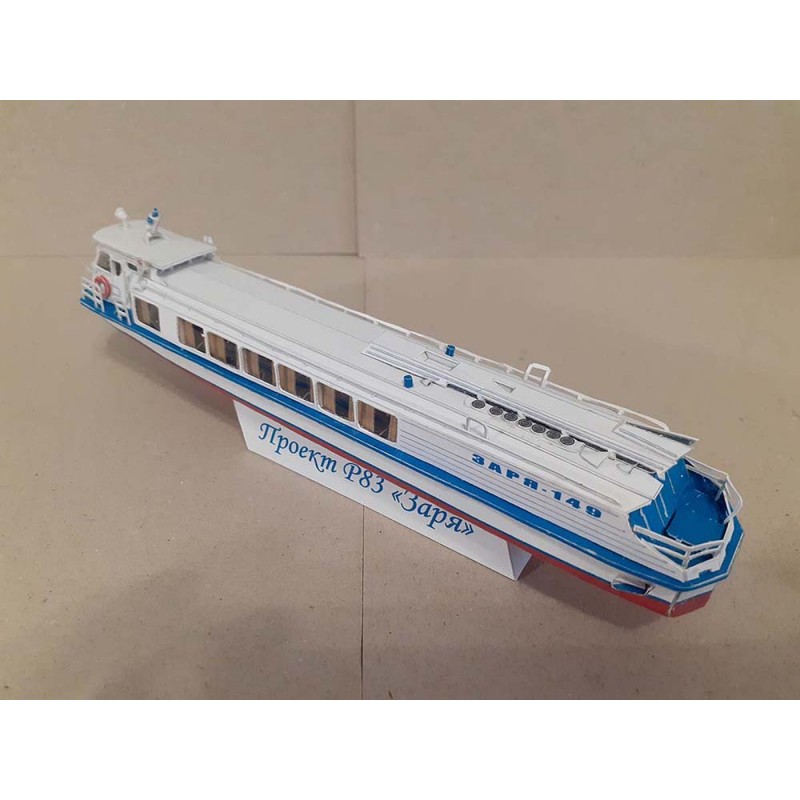 Motorová loď verze R-83 “Zarya