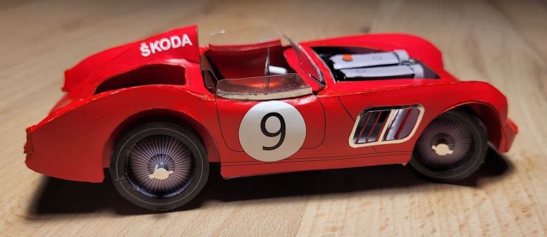Papírový model historického automobilu Škoda 1100 OHC